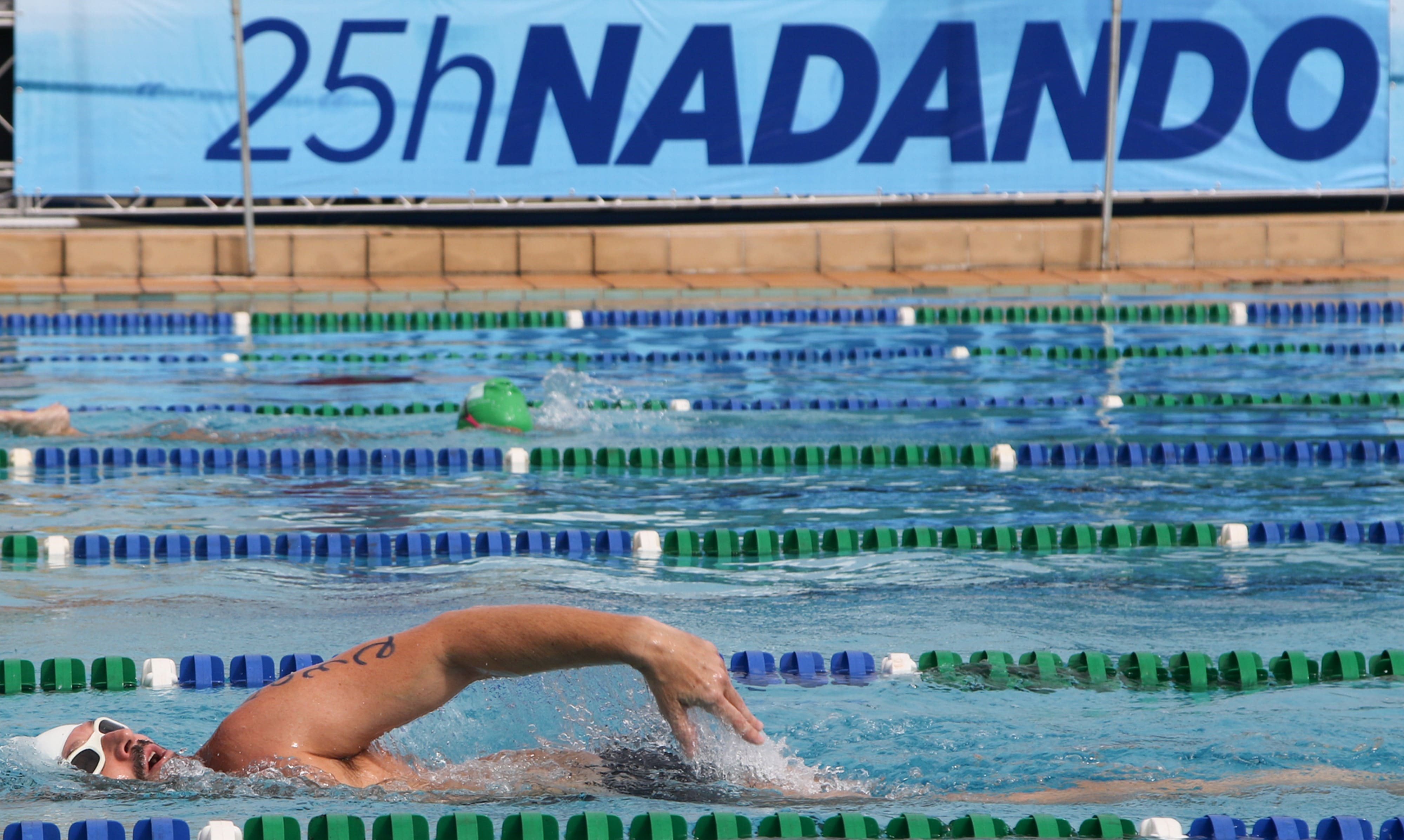 25h nadando